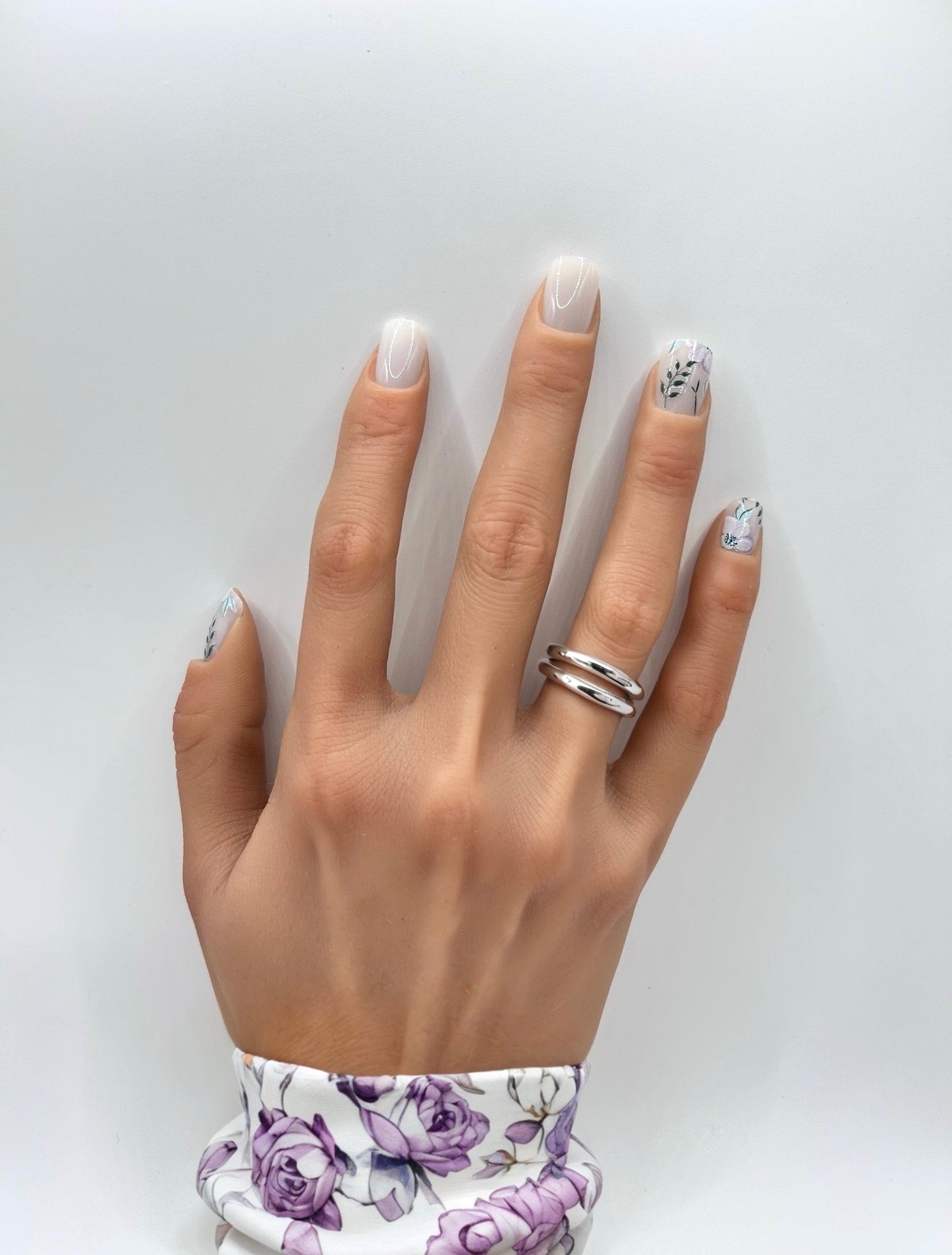 White Floral Mani in Minutes Press on Nails