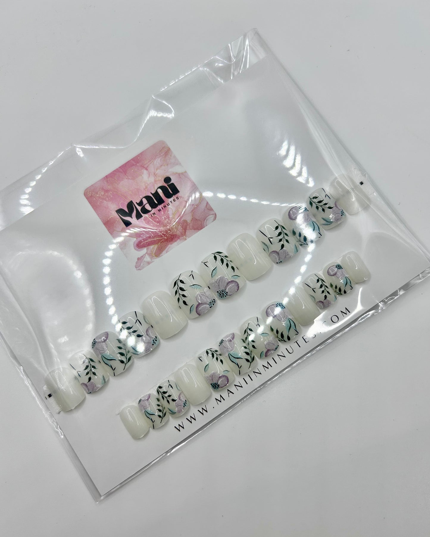 White Floral Mani in Minutes Press on Nails