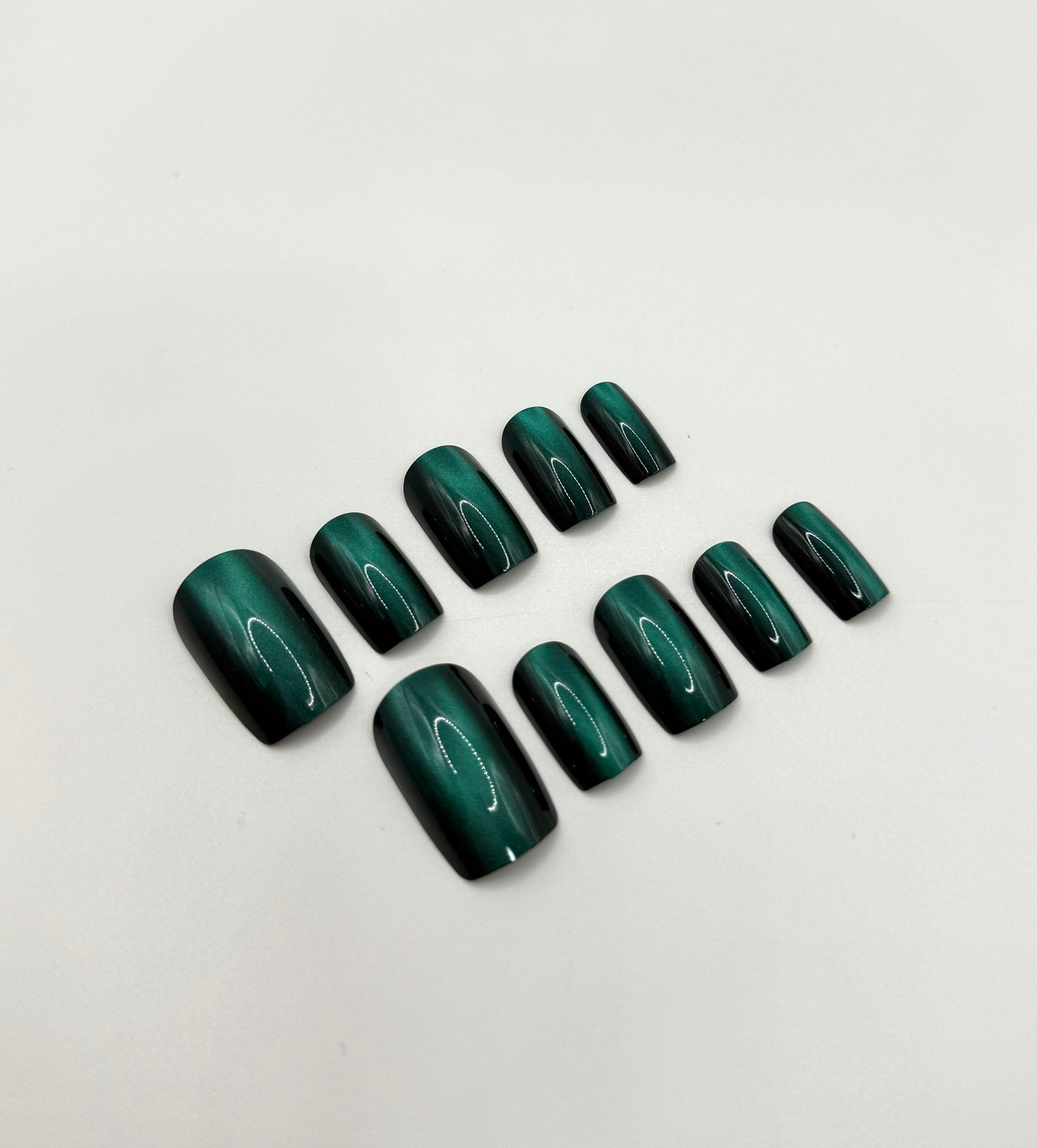 Close-up of Poison Ivy press-on nails with emerald cat-eye effect – Mani in Minutes