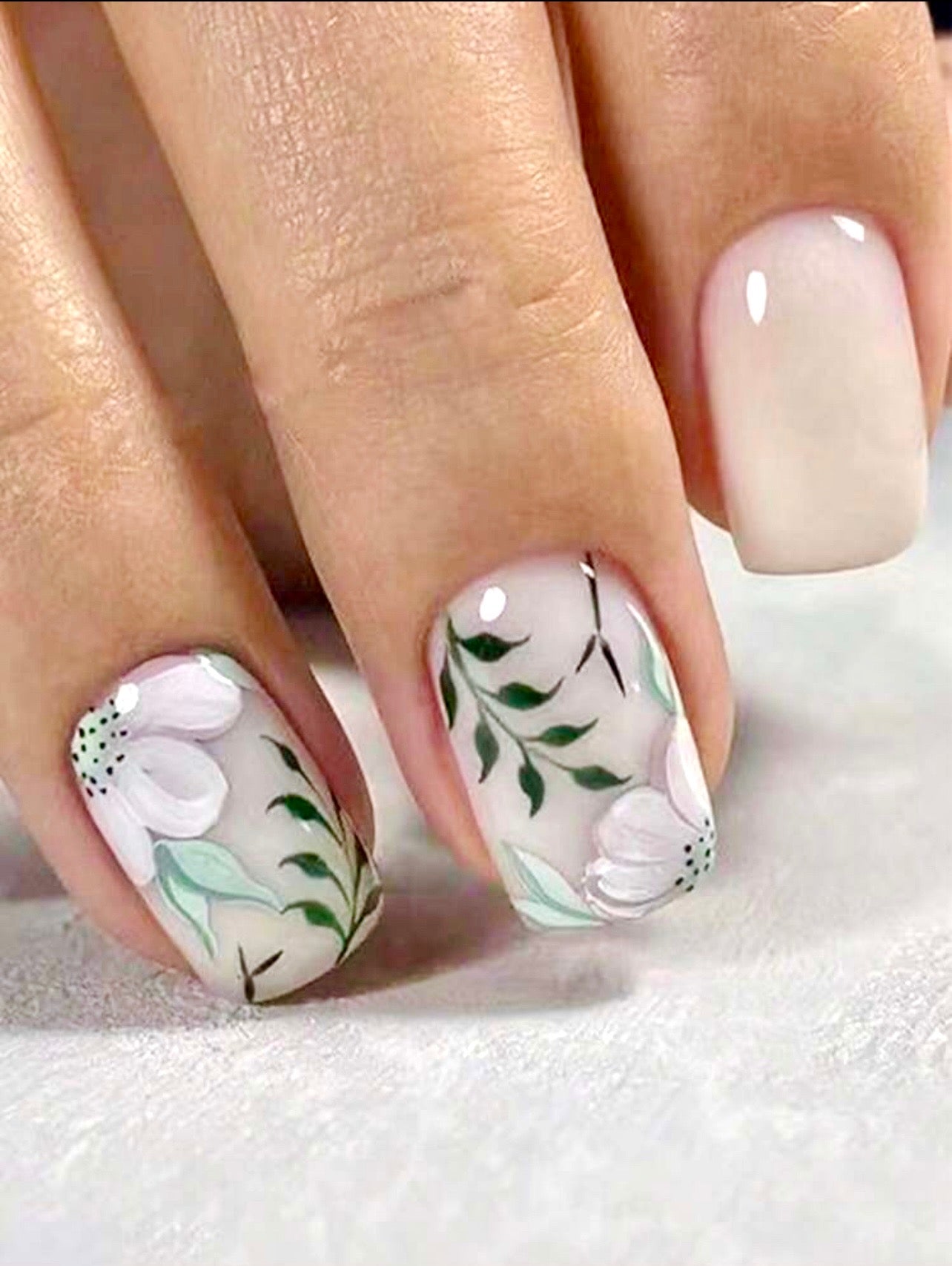 White Floral Mani in Minutes Press on Nails