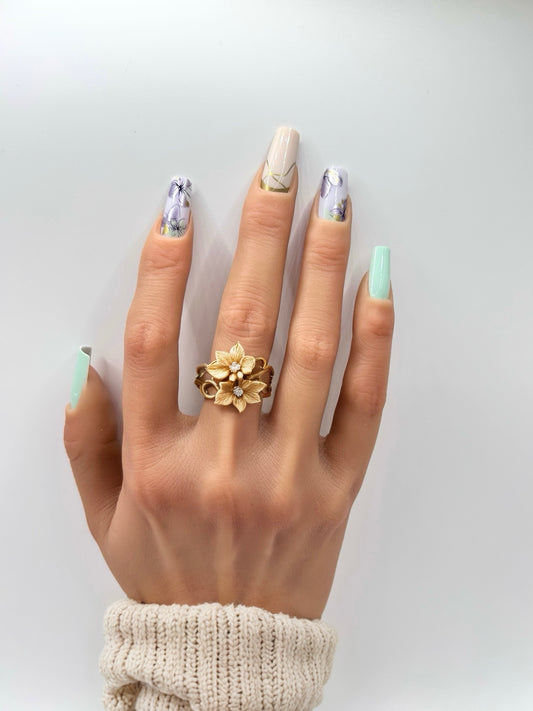 Minimalist Floral Mani in Minutes Press on Nails