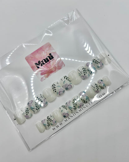 White Floral Mani in Minutes Press on Nails