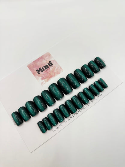 Poison Ivy nail set displayed on Mani in Minutes card – medium square green cat-eye nails