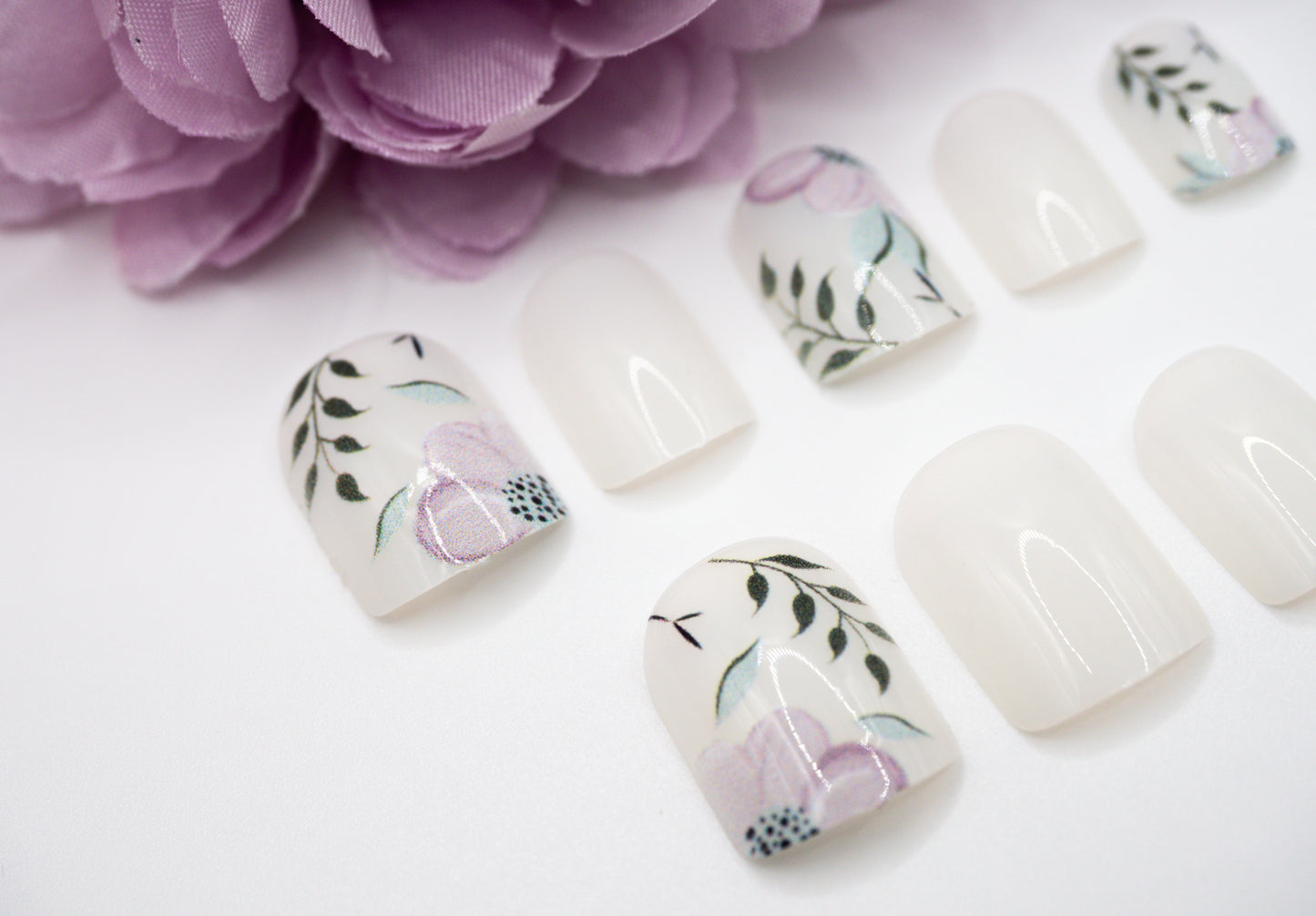 White Floral Mani in Minutes Press on Nails