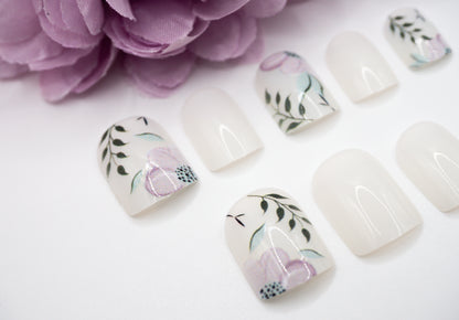 White Floral Mani in Minutes Press on Nails
